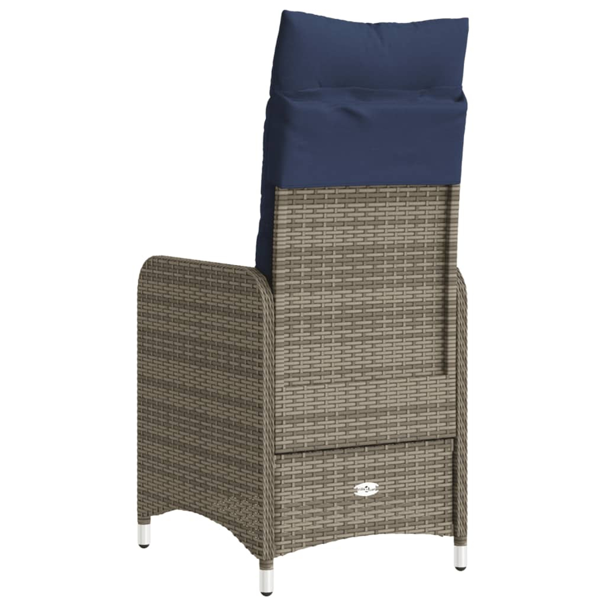 Silla de exterior de mimbre con cojín azul. La silla tiene respaldo alto y reposabrazos. Se apoya en cuatro patas plateadas.
