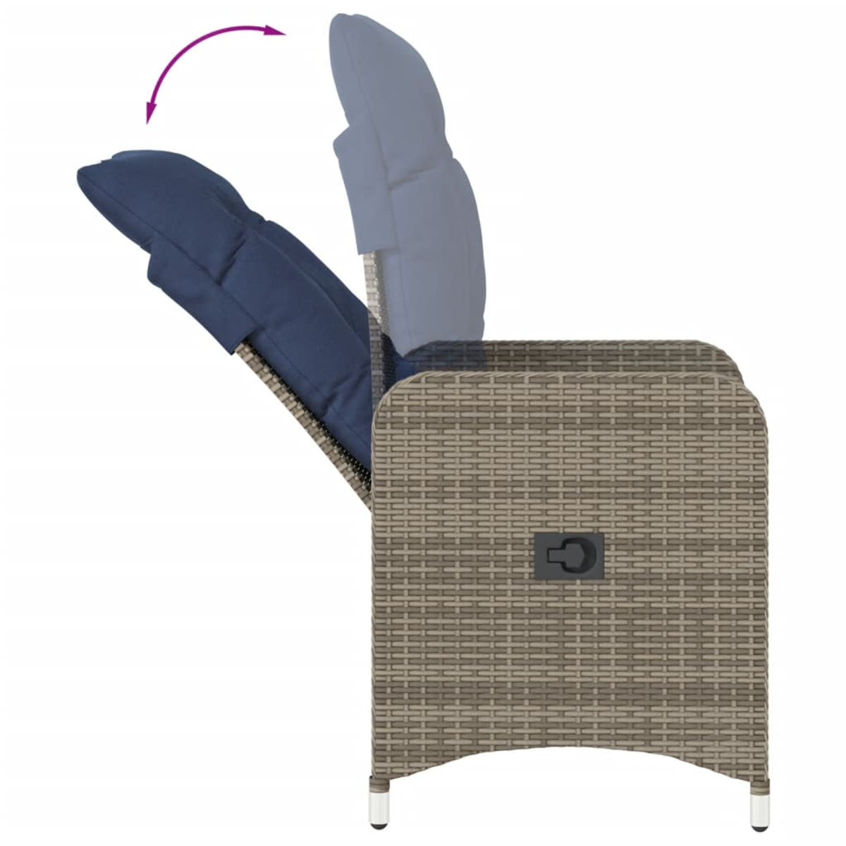 Una silla reclinable de estilo mimbre con cojín azul oscuro. El respaldo se está reclinando. Flecha indica movimiento.