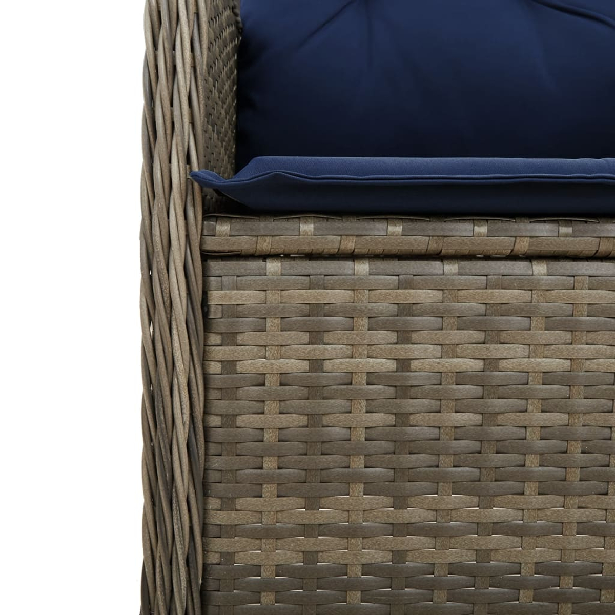 Primer plano de una silla de mimbre tejido con un cojín azul marino. La silla tiene un patrón texturizado marrón y gris.