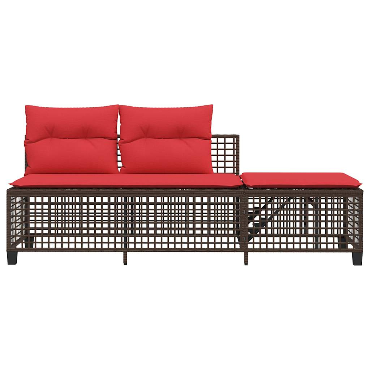 Braunes Outdoor-Sofa aus Korbgeflecht mit zwei roten Kissen und einer roten Ottomane. Der Hintergrund ist weiß.