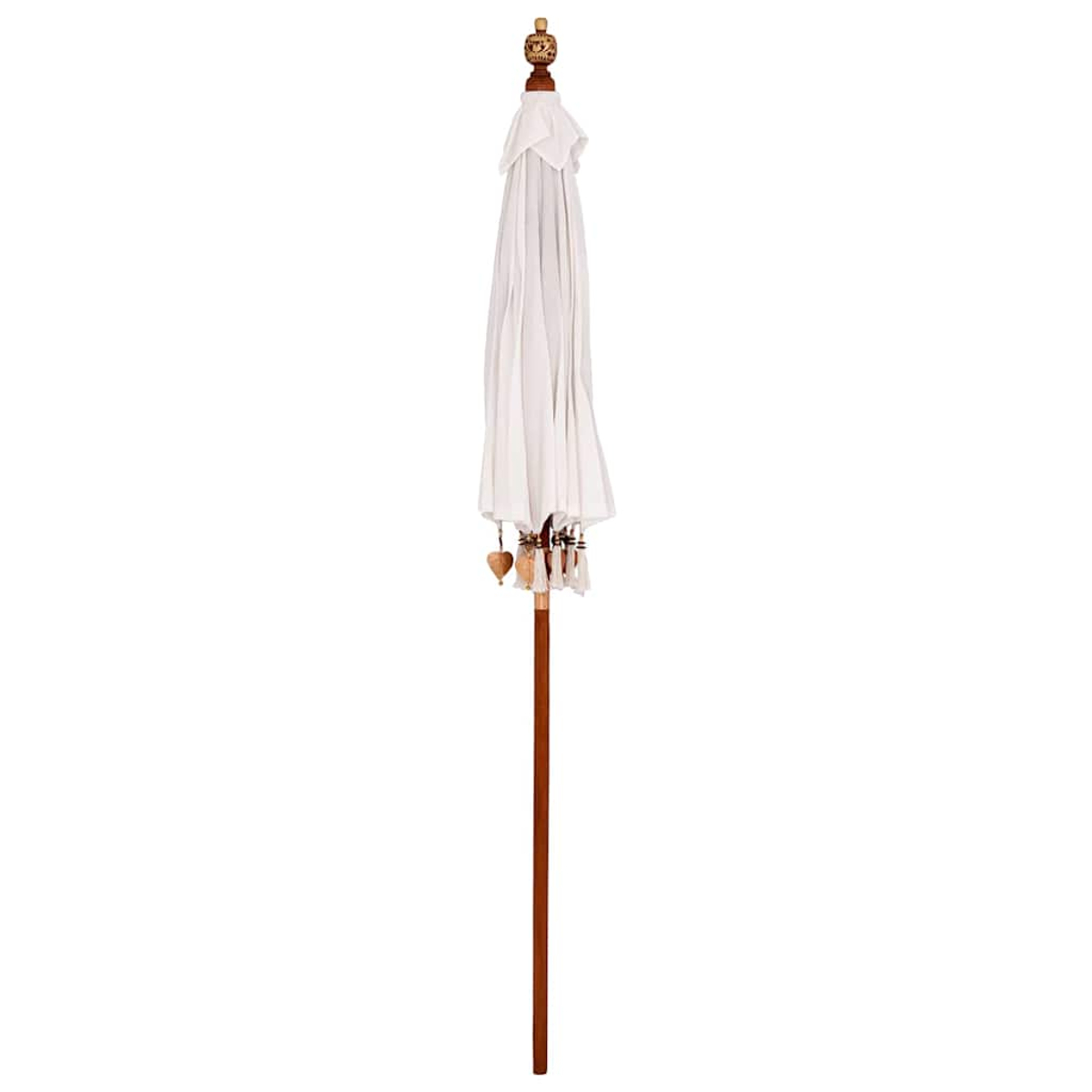 Un parasole bianco chiuso con un palo di legno marrone. Ha nappe decorative e un terminale di legno intagliato.
