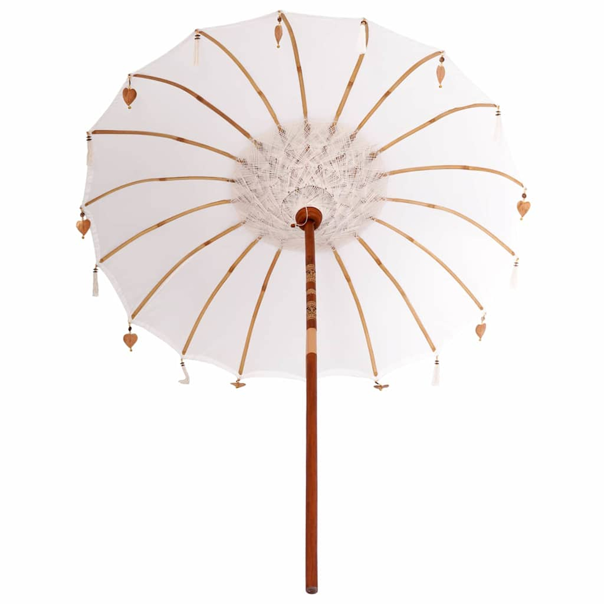 Un parasole bianco con stecche in legno e manico marrone. Il parasole è decorato con piccoli ornamenti a forma di cuore in legno.