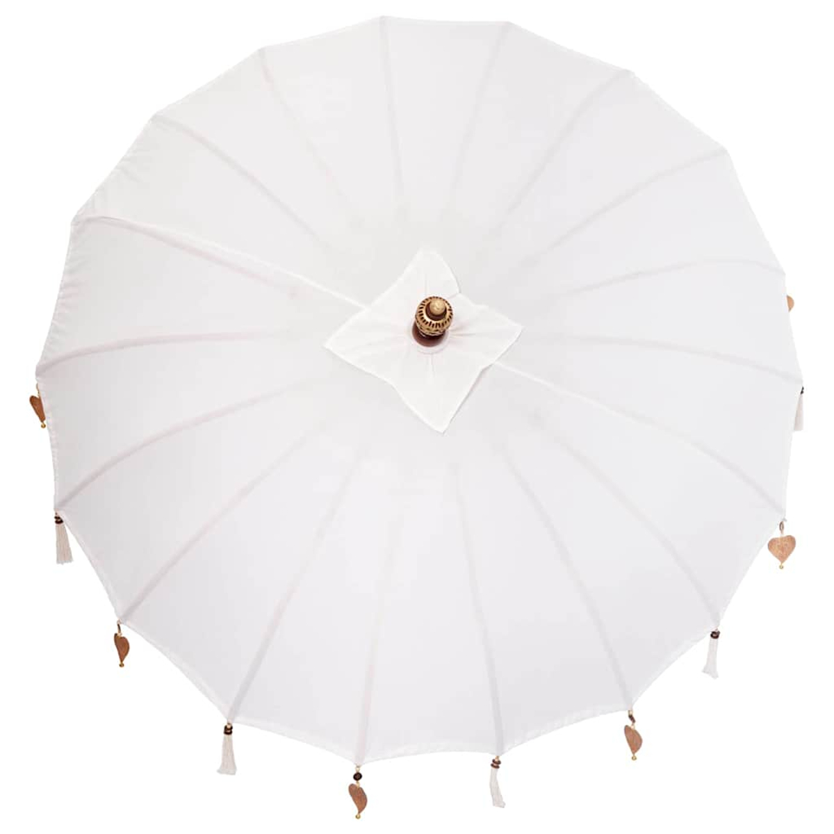 Vista dall'alto di un parasole bianco con dettagli in legno e decorazioni a forma di cuore appese ai bordi. Lo sfondo è bianco.