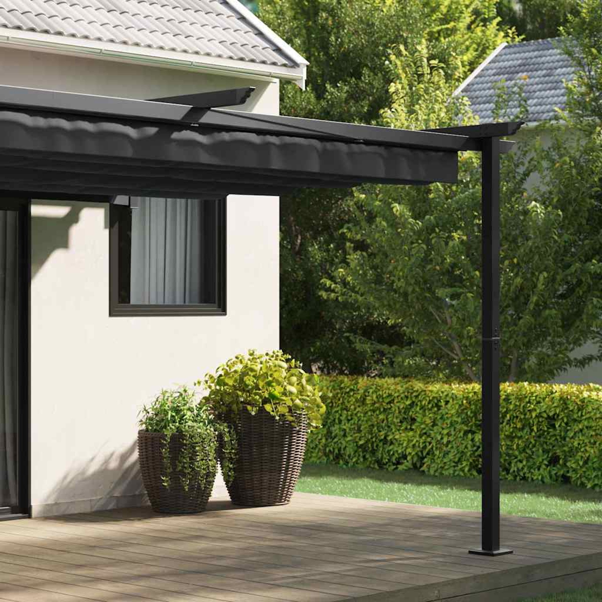 Moderne Terrasse mit schwarzer Pergola. Zwei große Töpfe mit grünen Pflanzen. Ein Haus mit weißer Wand und grüner Hecke im Hintergrund.