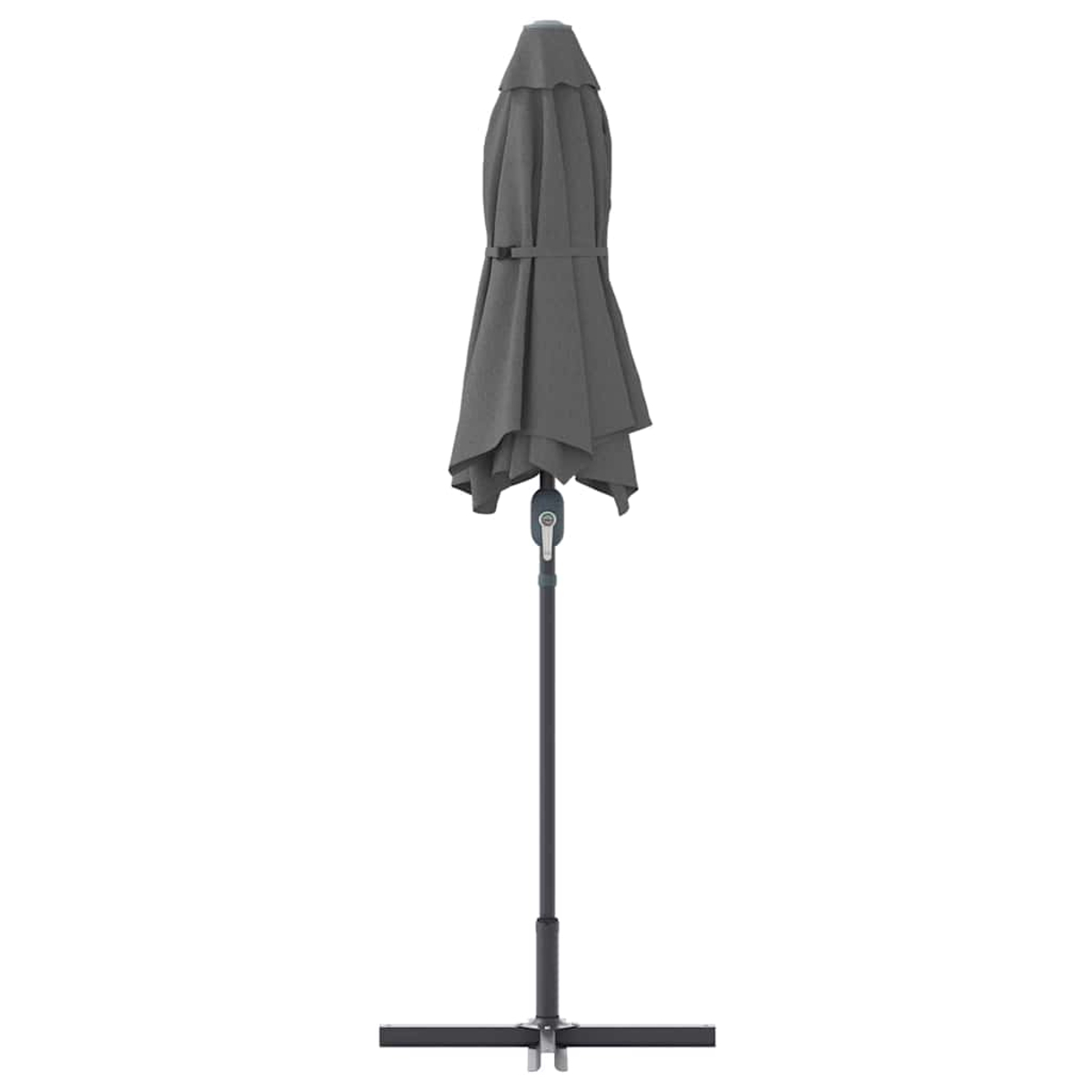 Un ombrellone da patio grigio chiuso su sfondo bianco. L'ombrellone è sostenuto da un palo nero fissato a una base.
