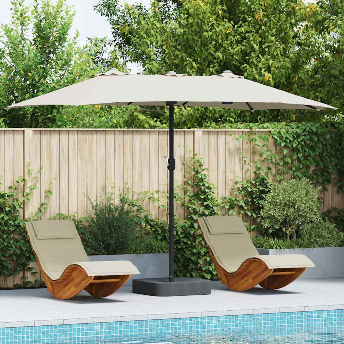 Due sedie a sdraio in legno e un ombrellone beige vicino a una piscina. Una staccionata in legno e piante verdi sullo sfondo.