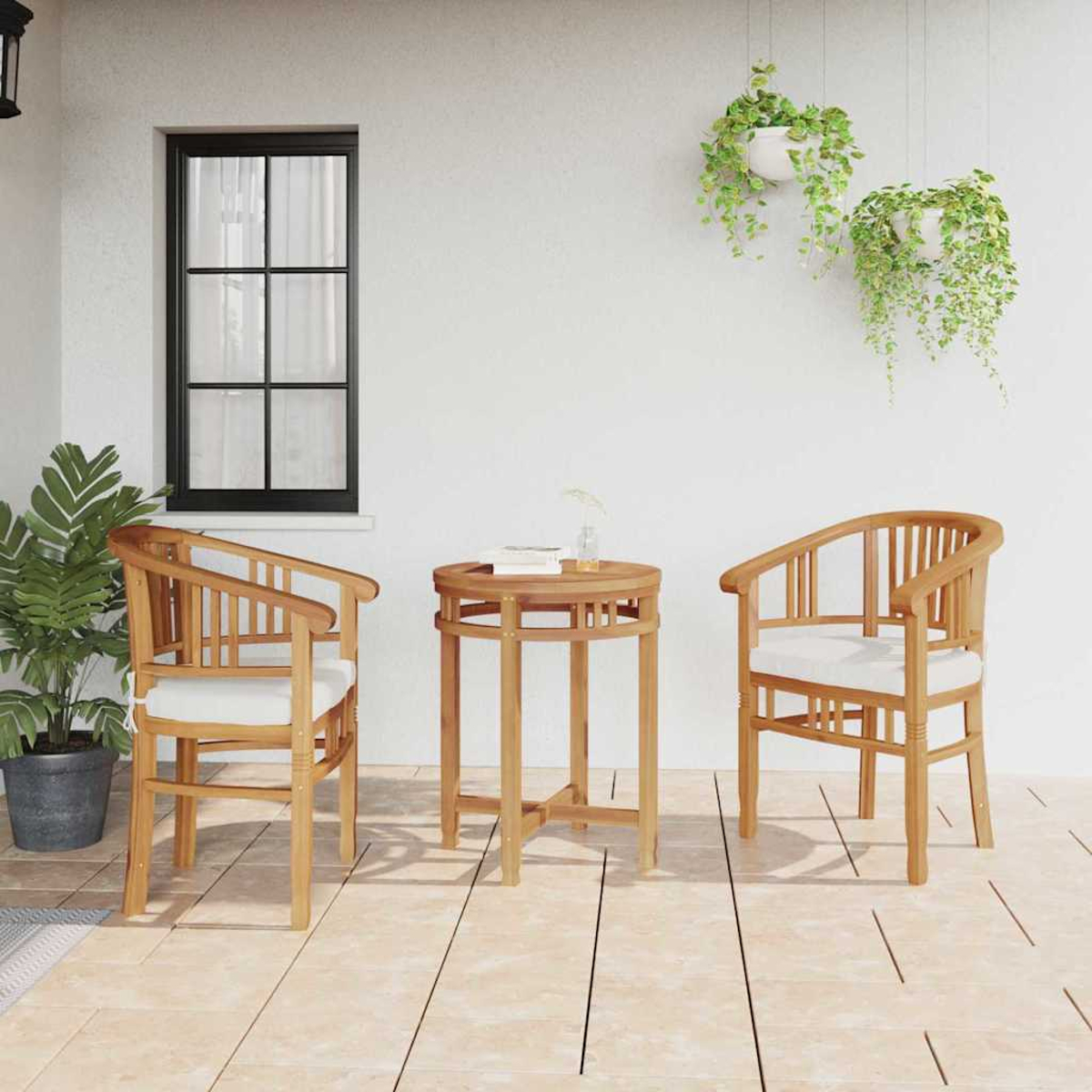 Conjunto al aire libre con dos sillas de madera, una mesa redonda y plantas colgantes. Una ventana al fondo. El suelo está embaldosado.