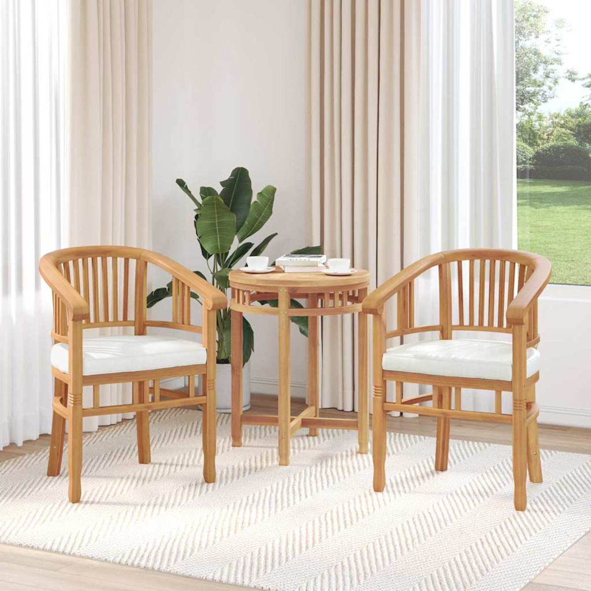 Escena interior con sillas de madera, mesa y planta. Cojines blancos en las sillas y una alfombra. Ventana con cortinas al fondo.