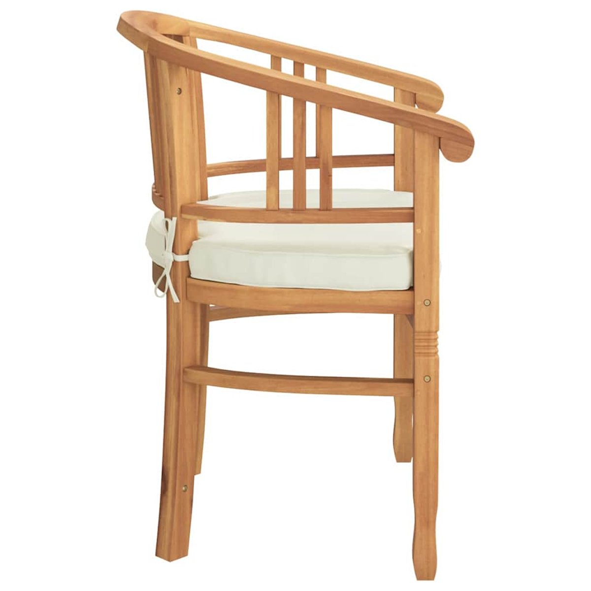 Silla de madera con cojín blanco. Tiene reposabrazos curvos y respaldo con listones verticales. Sobre fondo blanco.