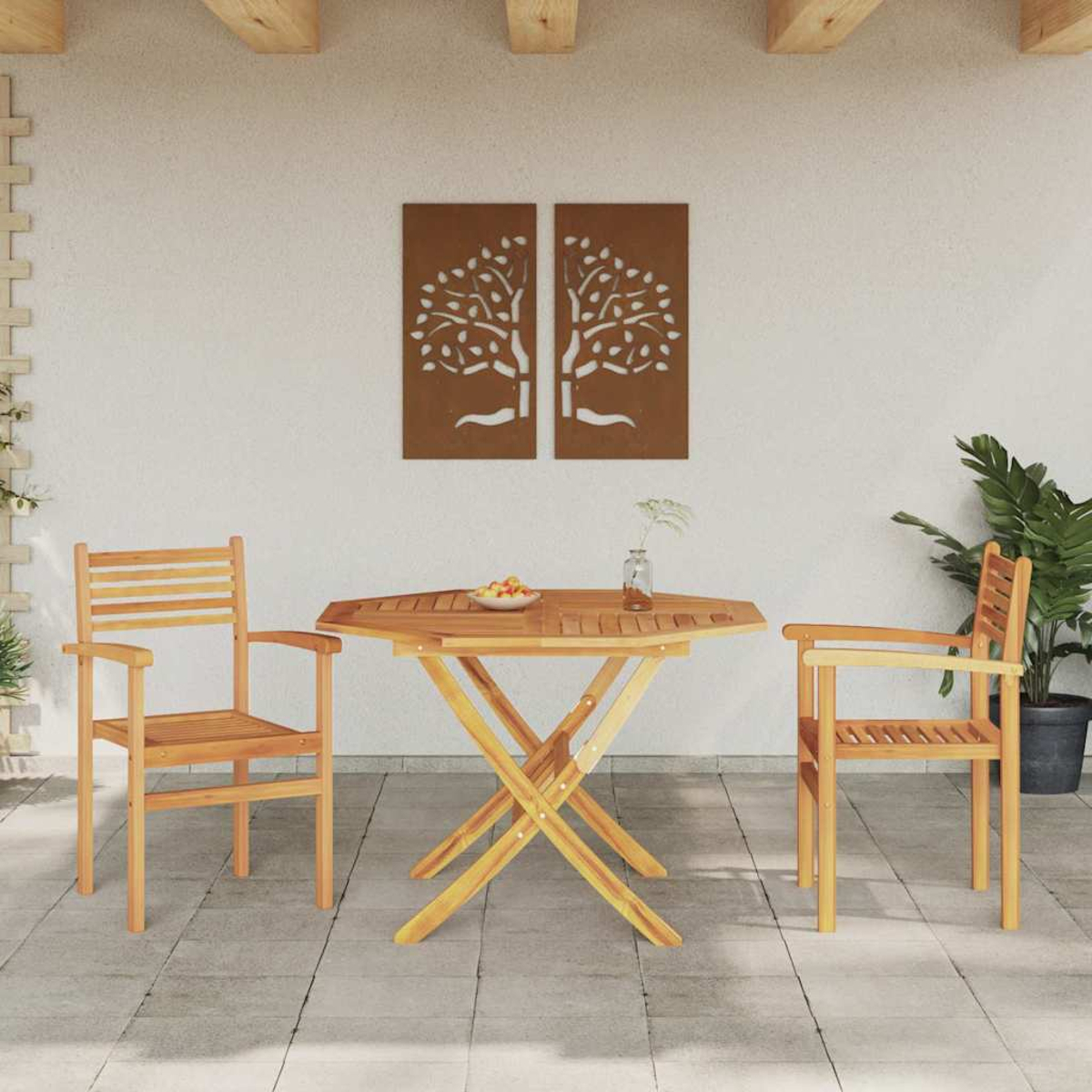 Holz-Terrassenset: Tisch und zwei Stühle. Braune Wandkunst mit Baumdesign. Pflanze im Hintergrund, Fliesenboden.