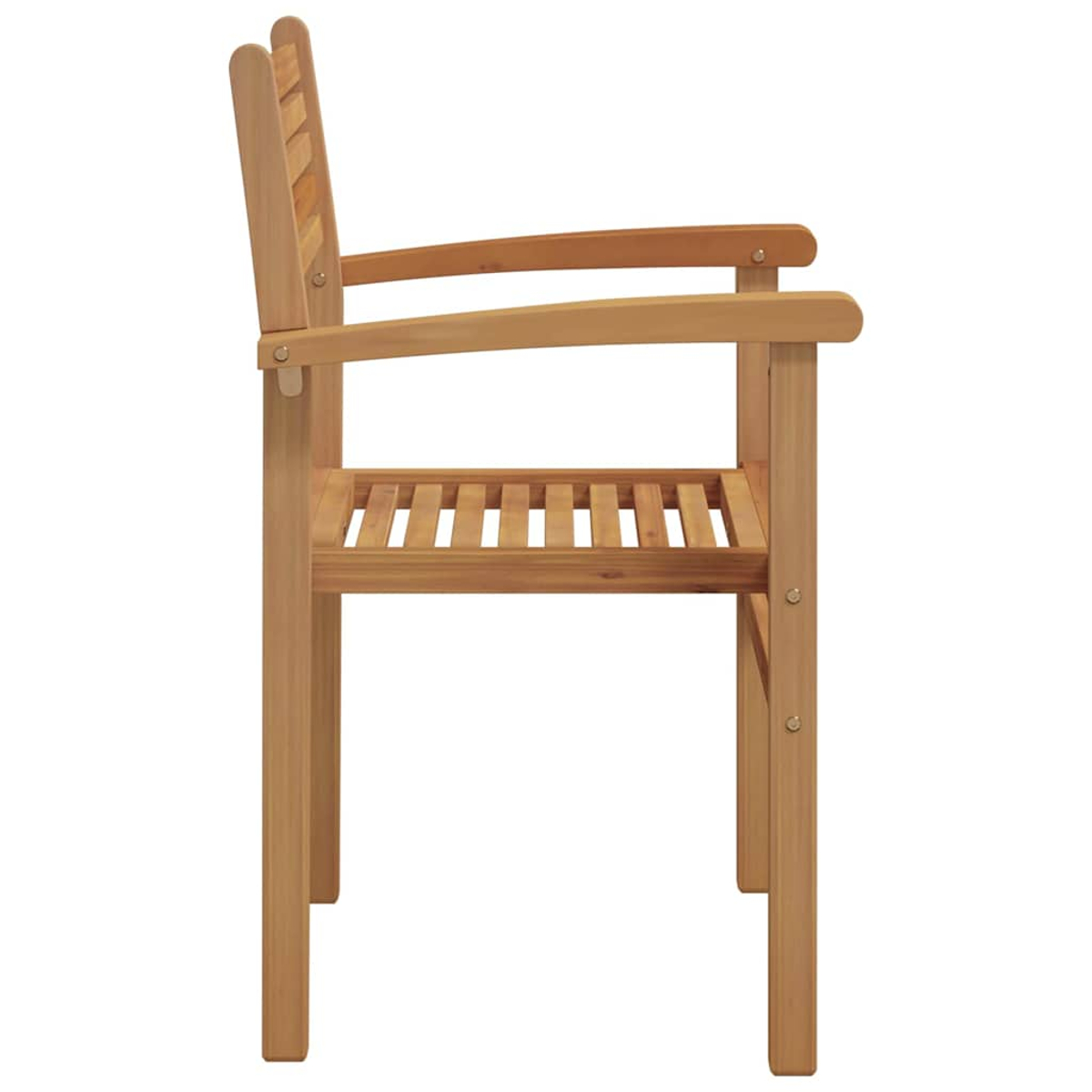 Ein Holzstuhl mit Armlehnen. Er hat eine Sitzfläche und eine Rückenlehne aus Latten. Der Stuhl steht vor weißem Hintergrund.