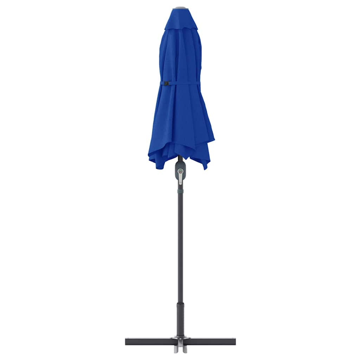 Un ombrellone blu chiuso su sfondo bianco. L'ombrellone ha un palo e una base neri.