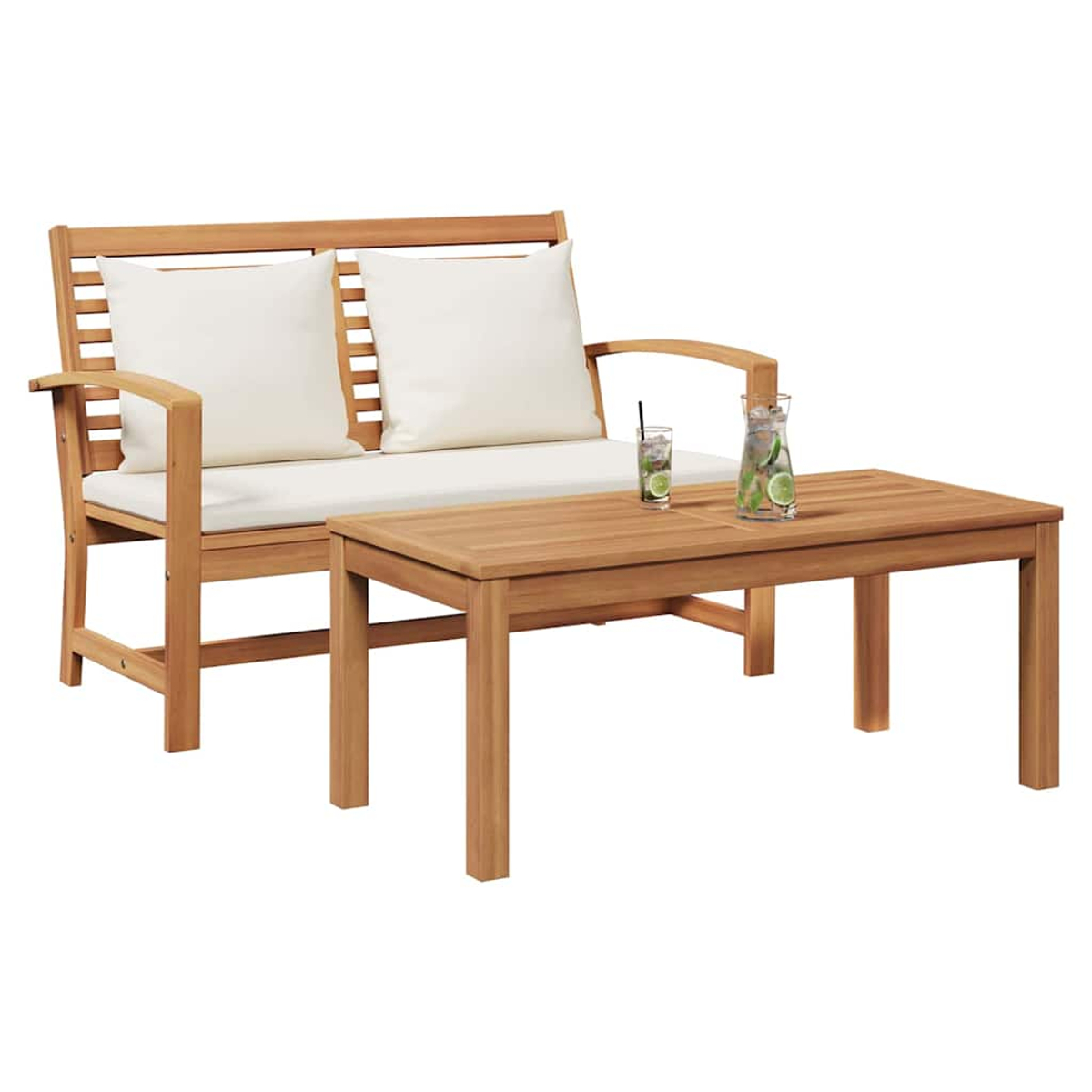 Holz-Terrassenset mit Sitzbank, Tisch und Getränken. Die Sitzbank hat weiße Kissen. Der Tisch hat Getränke mit Limette und Eis.