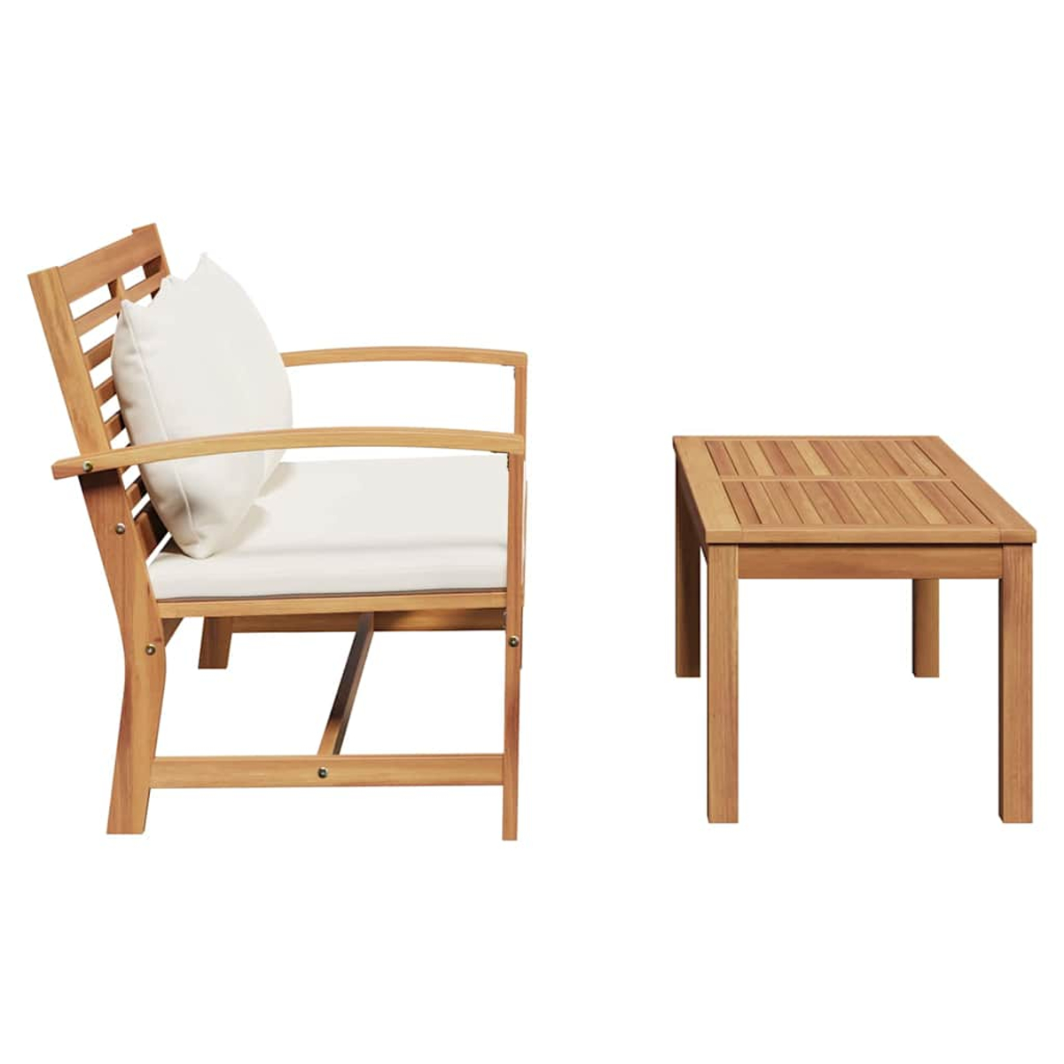 Gartenmöbel-Set aus Holz: eine Gartenbank mit weißen Kissen und ein kleiner Tisch, vor weißem Hintergrund.