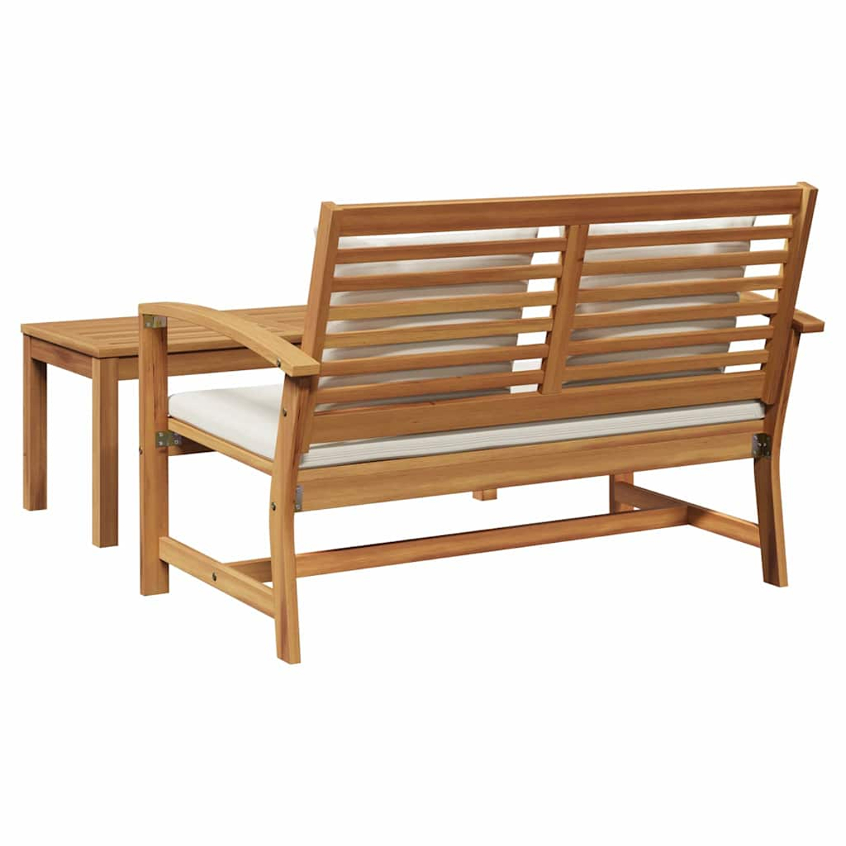 Gartenmöbel-Set aus Holz mit Bank und kleinem Tisch. Die Bank hat weiße Kissen und eine Lattenlehne. Das Set steht auf weißem Hintergrund.