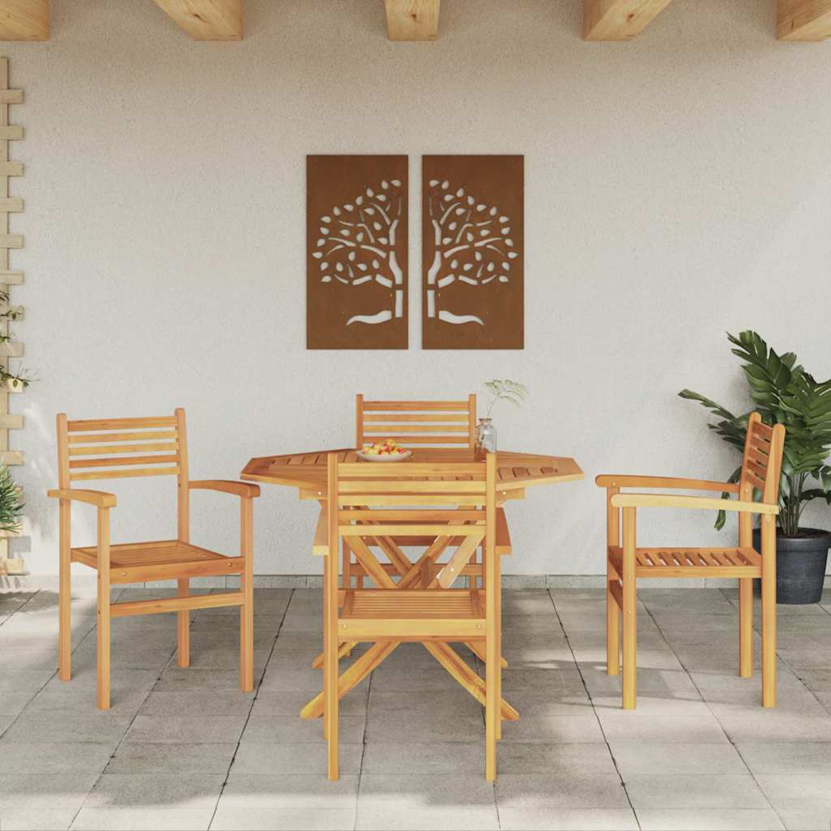 Holz-Outdoormöbel-Set auf einer Terrasse. Enthält einen Tisch, Stühle und dekorative Baumplatten. Im Hintergrund eine Topfpflanze.