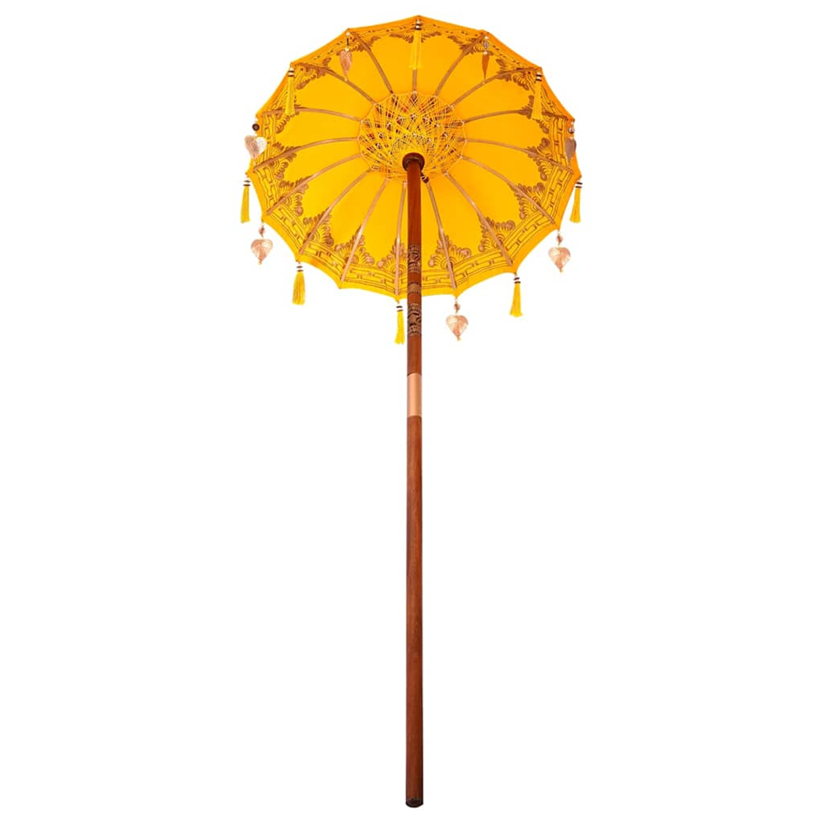 Ein gelber Schirm mit aufwendigen Goldmustern und Quasten. Er hat einen Holzpfahl. Der Hintergrund ist weiß.