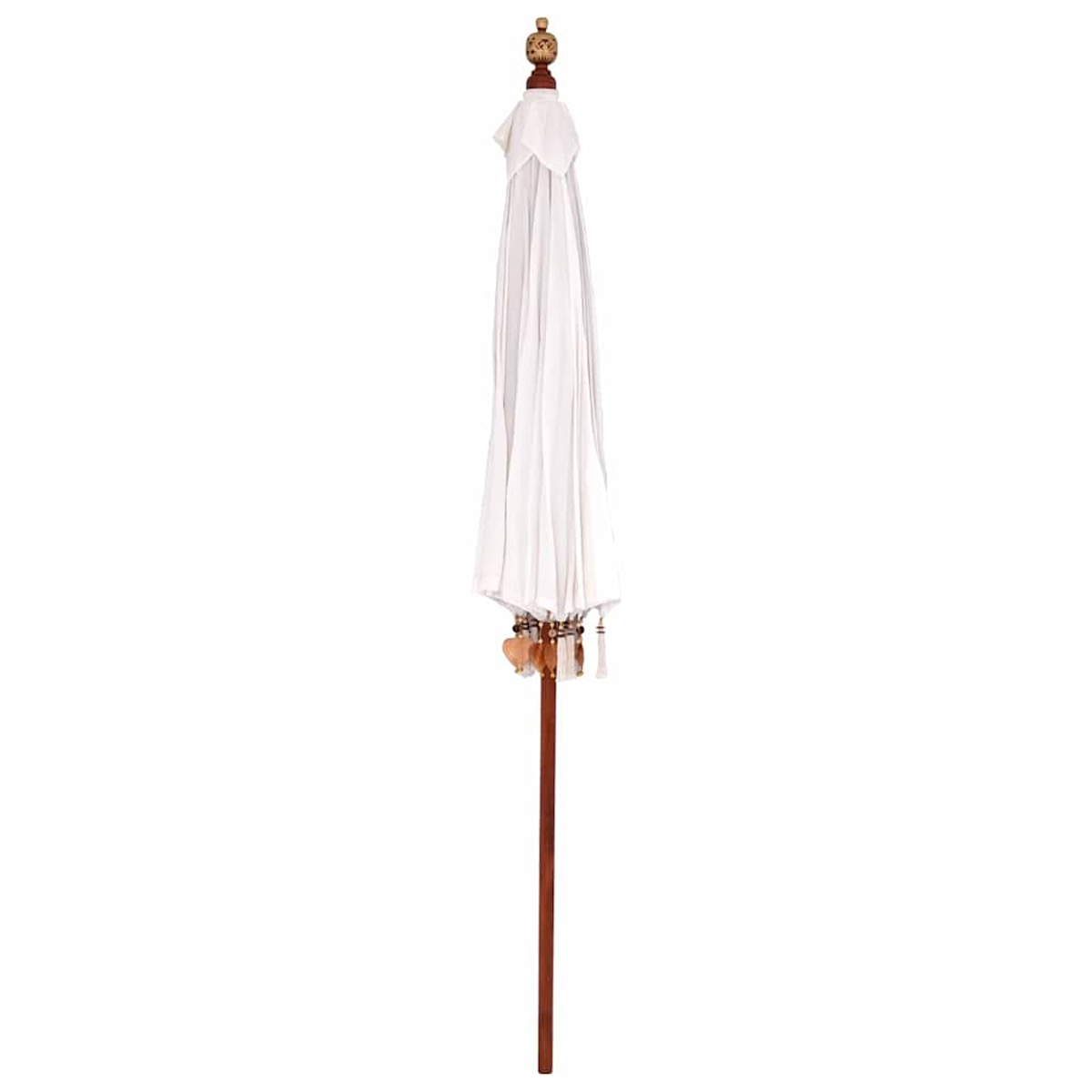 Un parasole bianco chiuso con un palo di legno. La parte superiore è decorata con intagli e nappe intricati. Lo sfondo è bianco.