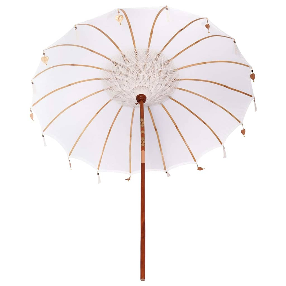 Un parasole bianco con stecche di legno, un palo marrone e nappe decorative. Il parasole è aperto, lo sfondo è bianco.
