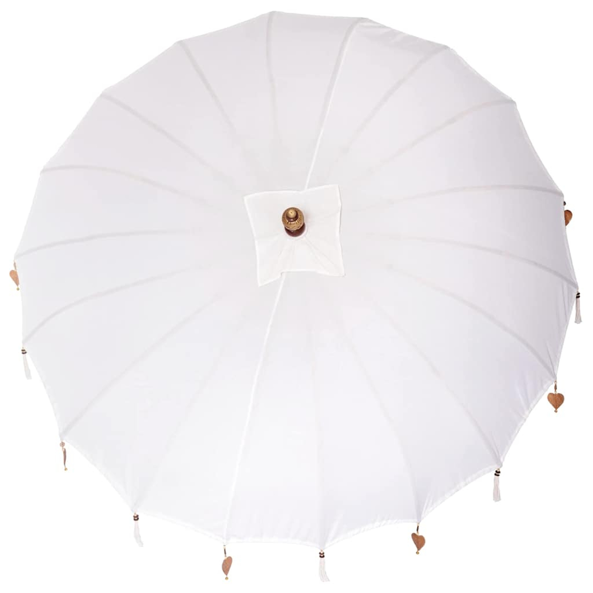Vista dall'alto di un ombrellone bianco con un pomello centrale in legno. Ha ornamenti a forma di cuore in legno e nappe lungo i bordi.
