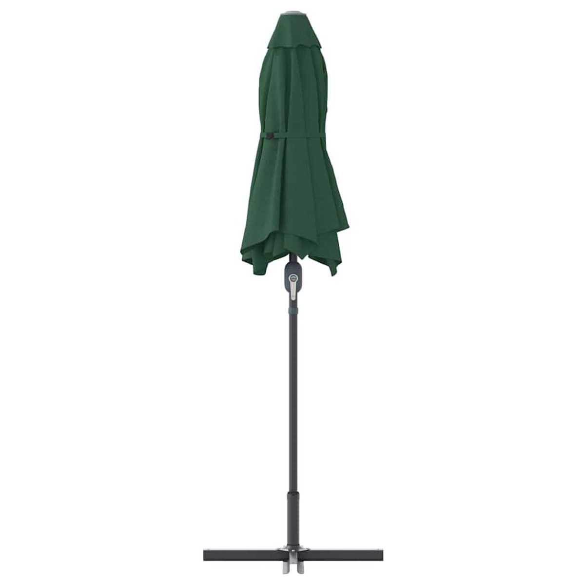 Un ombrellone da patio verde scuro chiuso è in posizione verticale. Ha un palo e una base neri, pronto per l'uso su sfondo bianco.