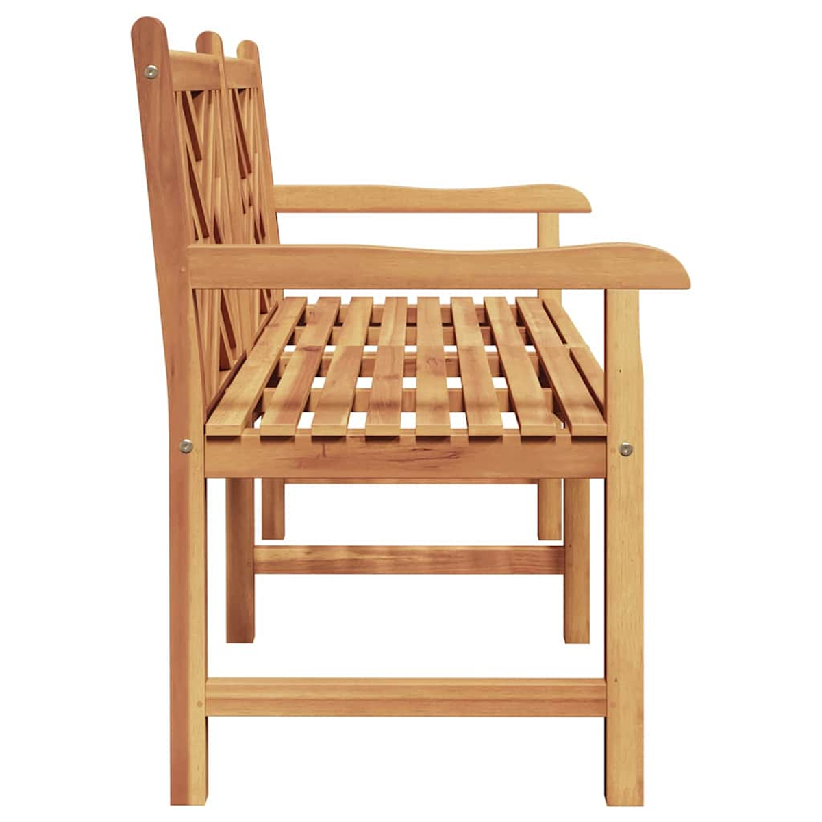 Eine Holzbank wird im Profil gezeigt. Sie hat eine Sitzfläche aus Latten, eine hohe Rückenlehne mit Gittermuster und Armlehnen. Das Holz ist hellbraun.