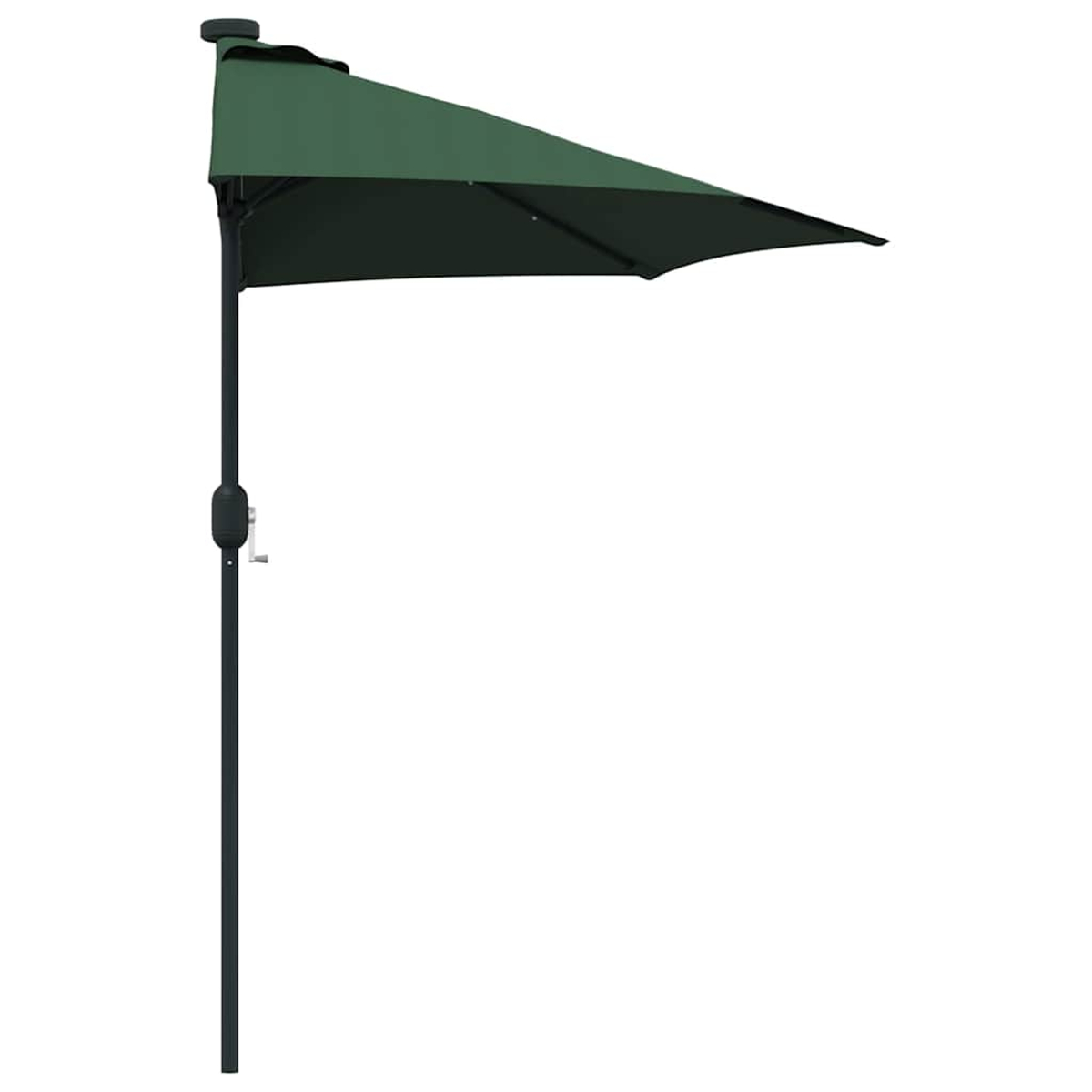 Un mezzo ombrellone verde con un palo nero. L'ombrellone è aperto, con una manovella e una parte superiore arrotondata. Su sfondo bianco.