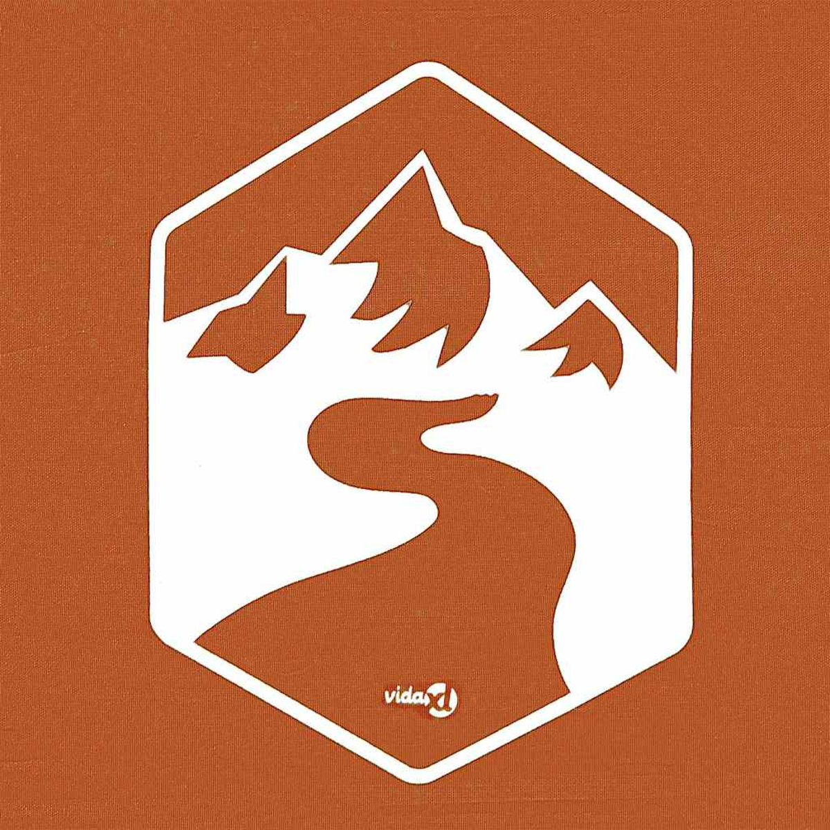 Weißes Berg- und Flusslogo in einem Sechseck auf braunem Grund. Der Markenname befindet sich unten.