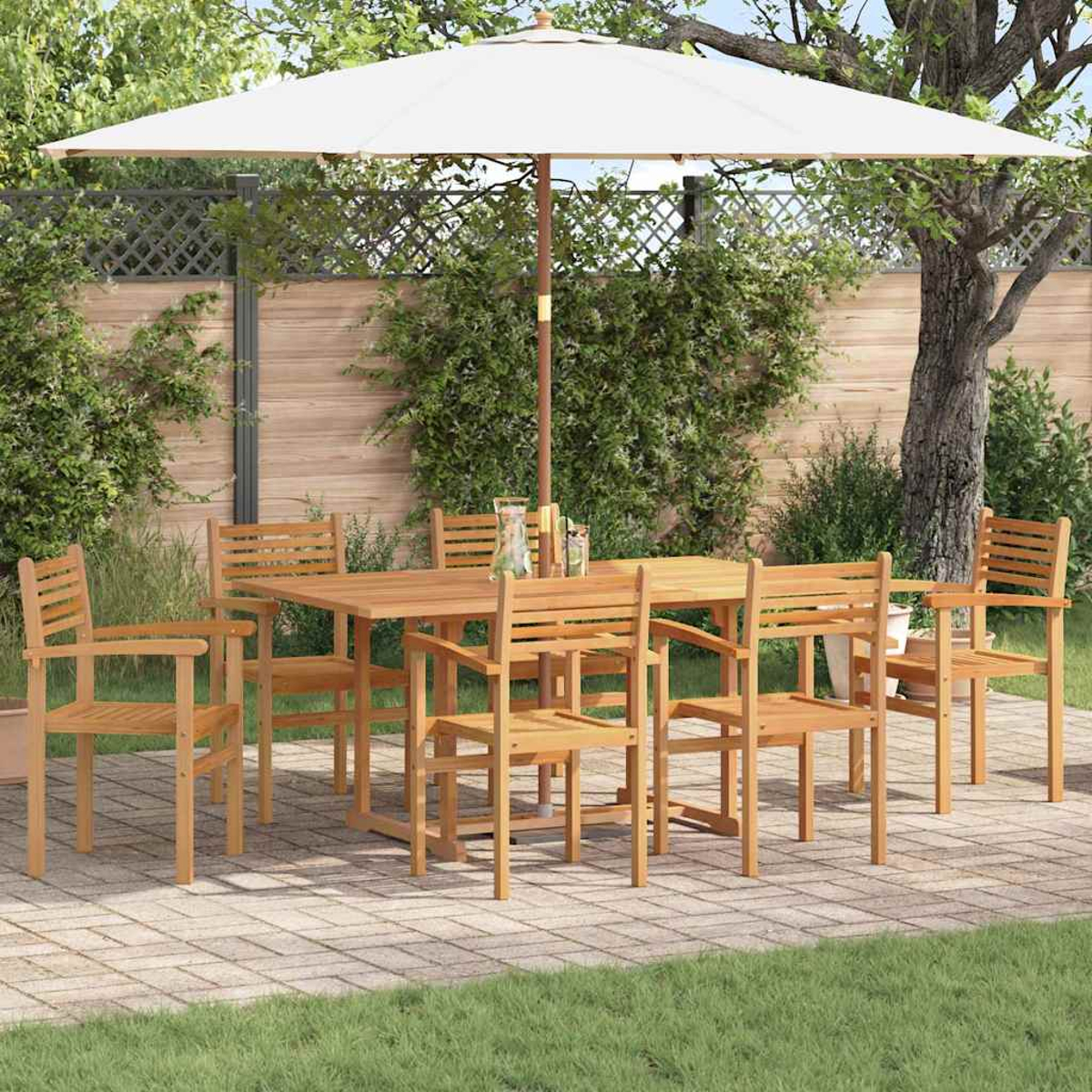 Essgruppe aus Holz im Freien mit Tisch, sechs Stühlen und einem großen weißen Sonnenschirm. Das Set steht auf einer Ziegelterrasse im Garten.