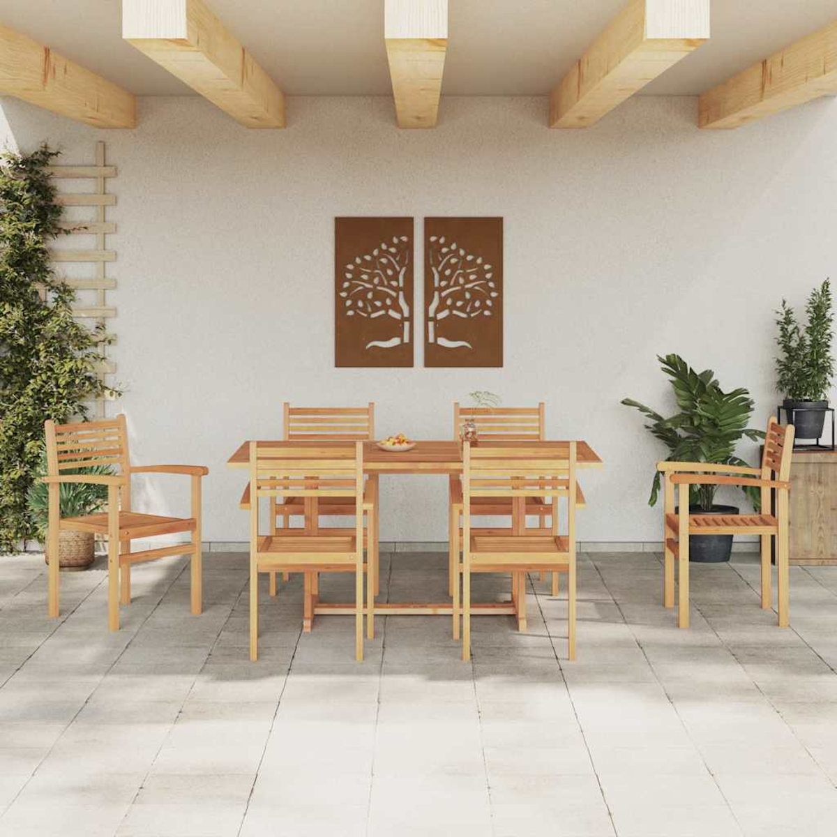 Essgruppe im Freien mit Holztisch und Stühlen. Dekorative Baumkunst an der Wand, umgeben von Pflanzen und einem Fliesenboden.