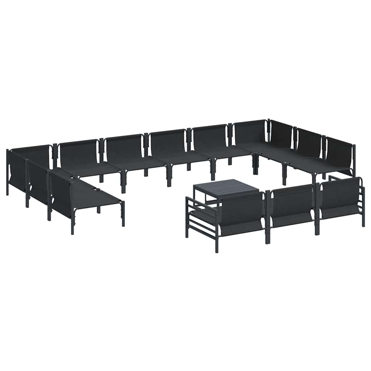 Eine Sitzanordnung im Freien. Sie umfasst mehrere schwarze Sonnenliegen, die halbkreisförmig angeordnet sind, und einen kleinen schwarzen Tisch in der Mitte.