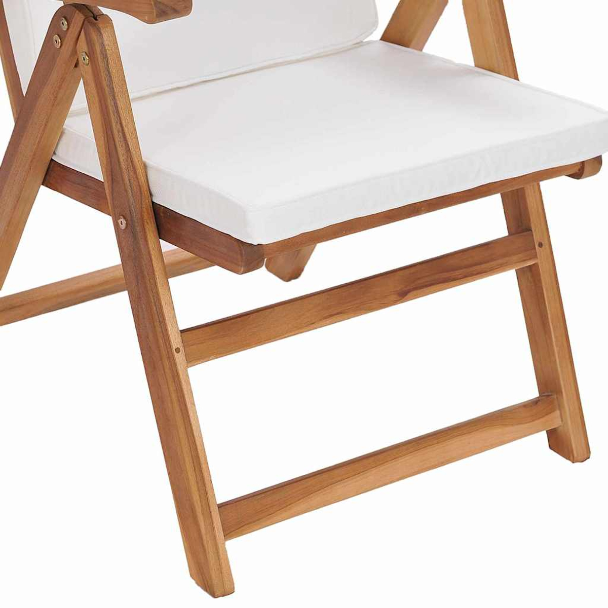 Klappstuhl aus Holz mit weißem Kissen. Brauner Holzrahmen mit weiß gepolsterter Sitzfläche und Rückenlehne. Seitenansicht.