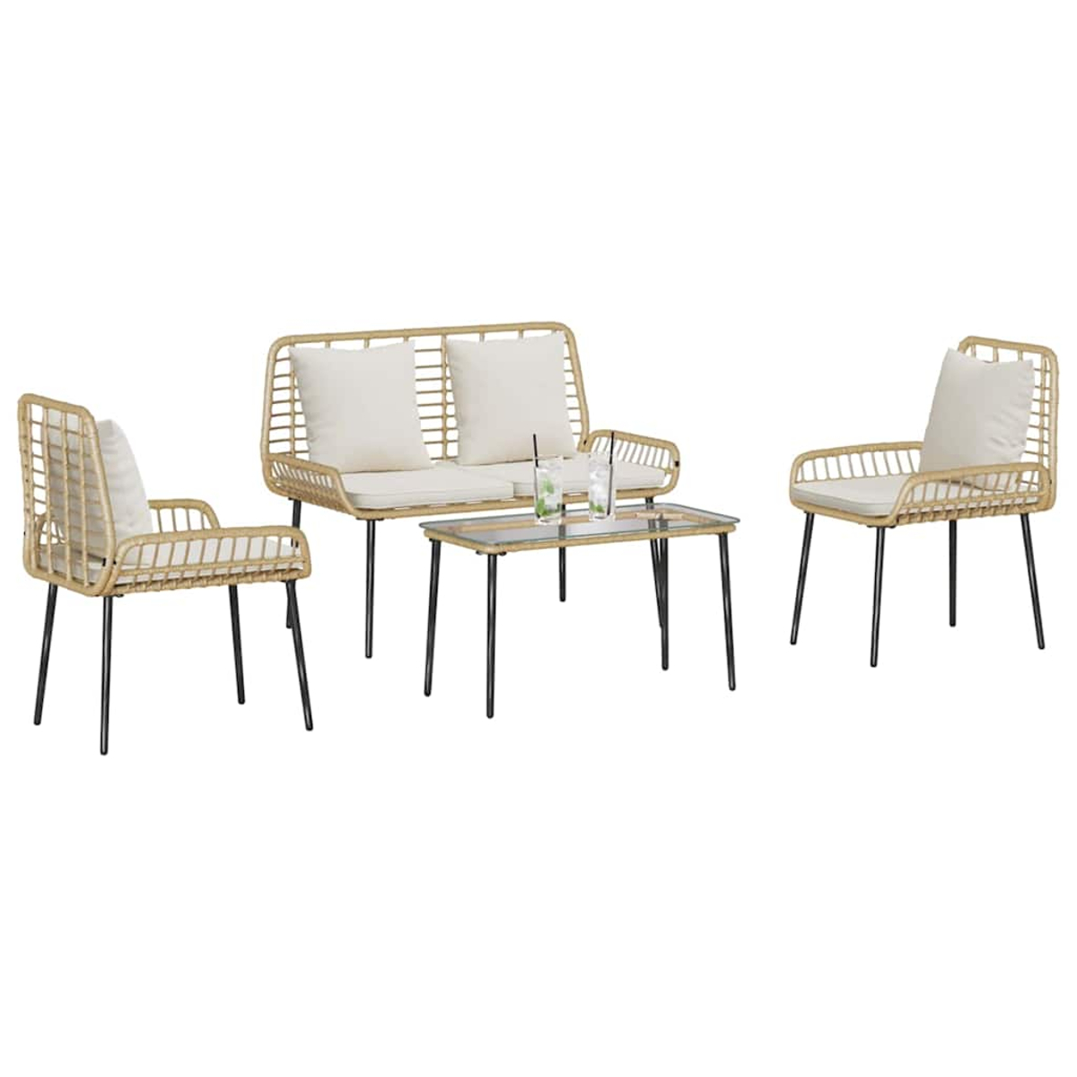 Geflochtenes Gartenmöbel-Set mit einem Zweiersofa, zwei Stühlen und einem Couchtisch mit Glasplatte. Getränke mit Strohhalmen stehen auf dem Tisch.