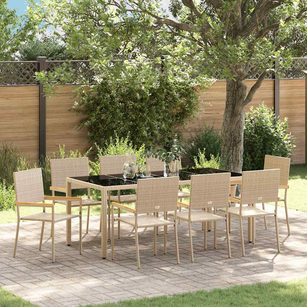 Essgruppe im Freien auf einer Terrasse. Enthält einen Tisch mit schwarzer Platte, acht Stühle und einen Hintergrund aus Bäumen und Holzzaun.