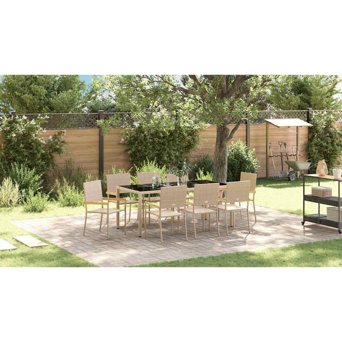 Essgruppe im Freien auf einer Terrasse. Enthält Tisch, Stühle und Hintergrund mit Bäumen, Zaun und Gartengeräten.