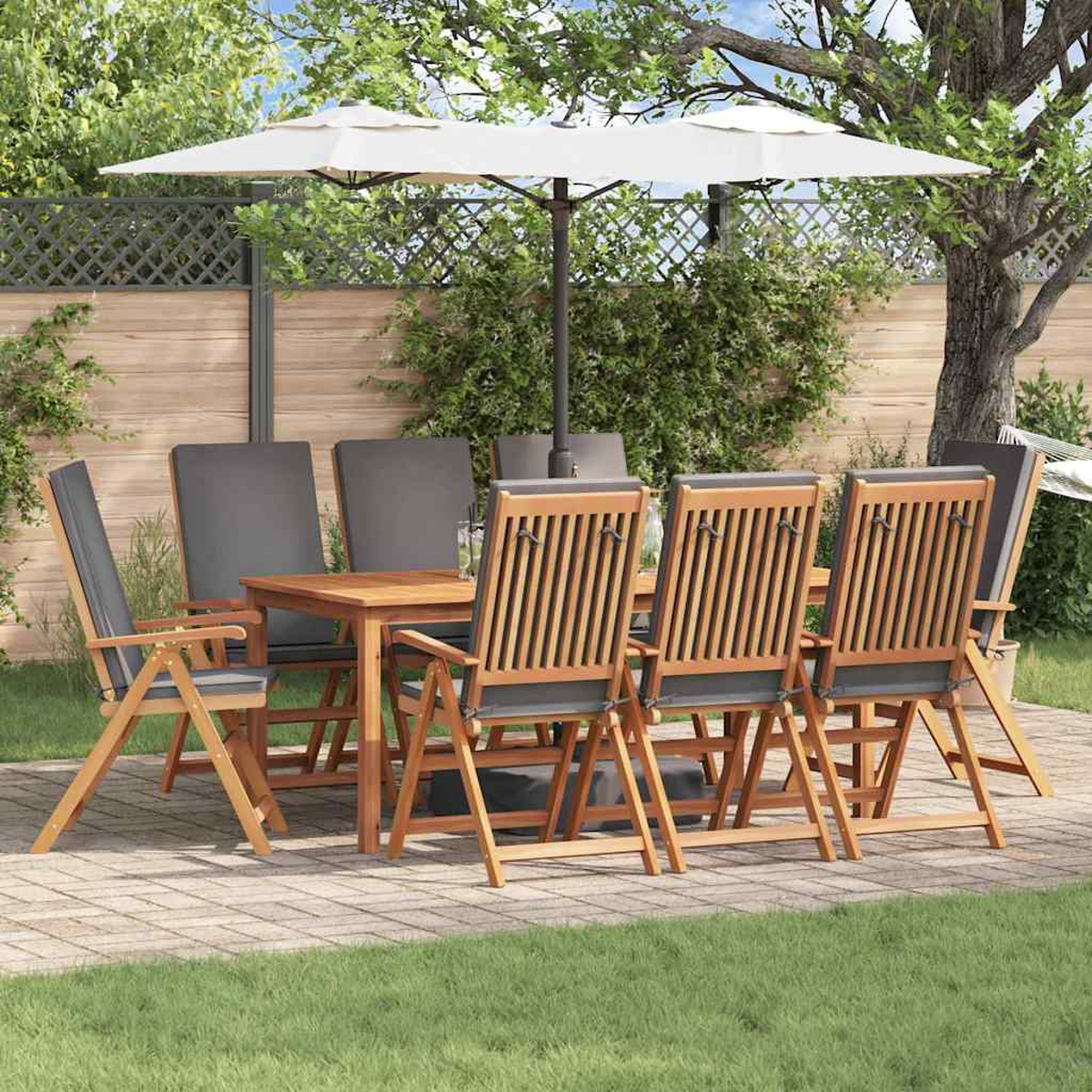 Essgruppe im Freien mit Tisch, Stühlen und großem Sonnenschirm. Die Szene spielt auf einer Terrasse mit Rasen und Bäumen im Hintergrund.