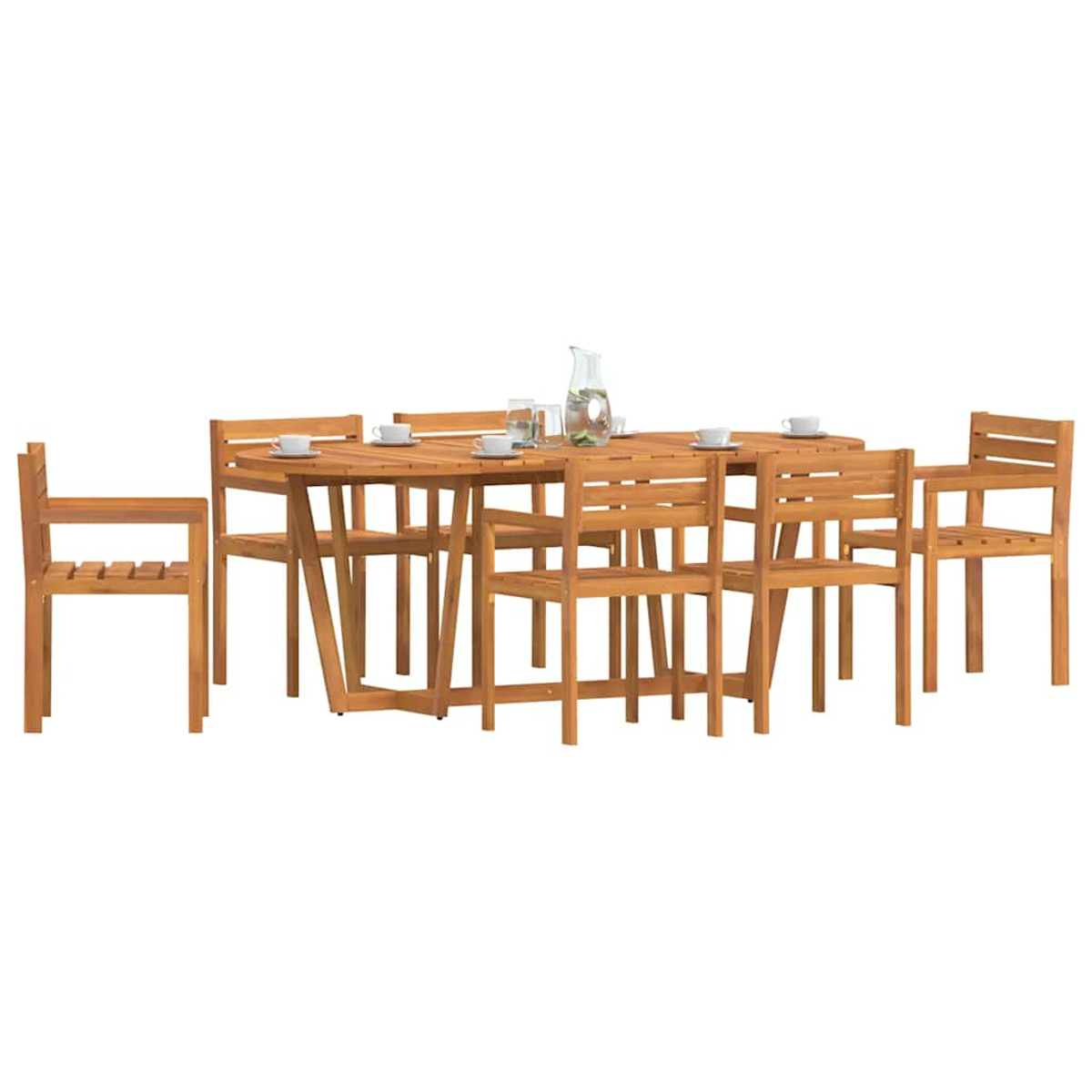 Juego de comedor de madera para exteriores. Una mesa rectangular con seis sillas y un banco. Tazas, vasos y una jarra de agua sobre la mesa.