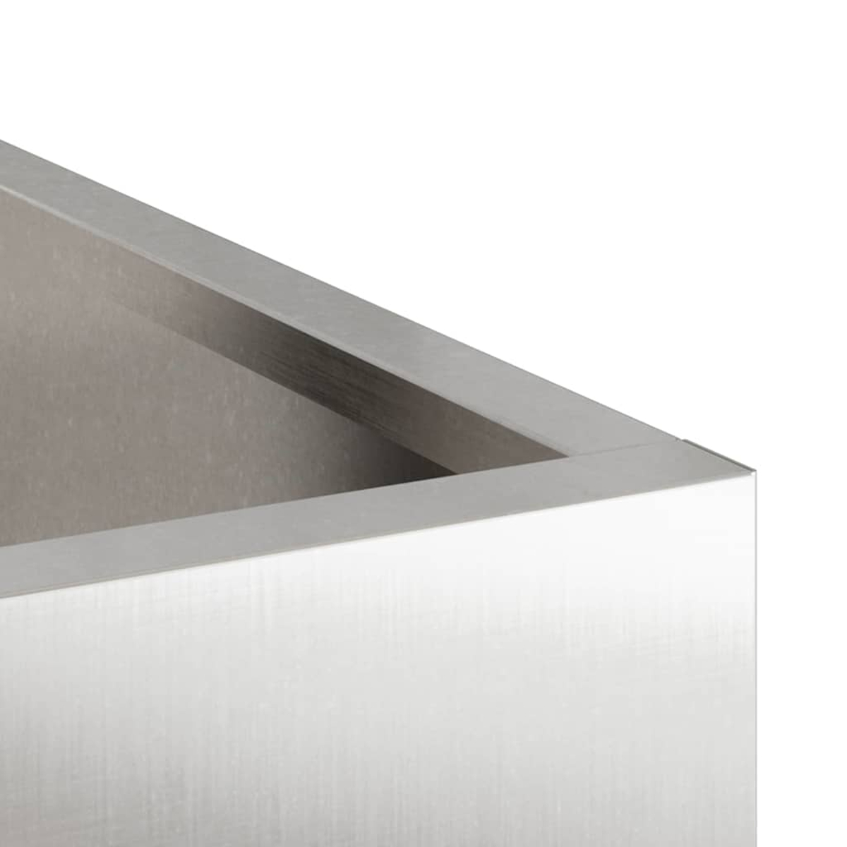 Nahaufnahme eines rechteckigen Metallbehälters. Der obere Rand ist sichtbar, mit einem Licht, das sich auf der Oberfläche spiegelt. Weißer Hintergrund.
