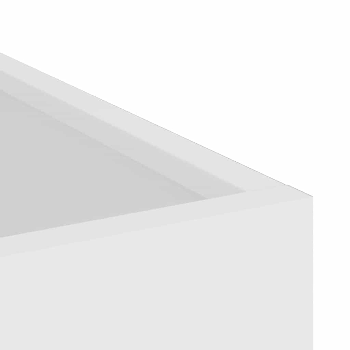Eine weiße, abgewinkelte Box mit flacher Oberseite, vor weißem Hintergrund. Die Kanten der Box sind sichtbar.