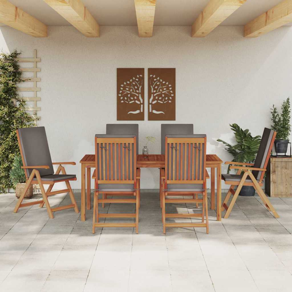 Garten-Set mit Holztisch, Stühlen mit grauen Kissen und Baumkunst an der Wand.