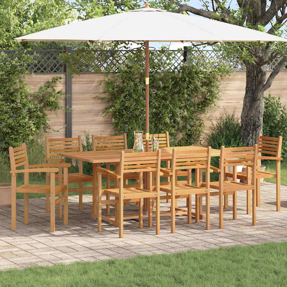 Ein Ess-Set aus Holz im Freien mit Tisch, Stühlen und einem großen weißen Sonnenschirm. Das Set steht auf einer gepflasterten Terrasse mit Rasen.