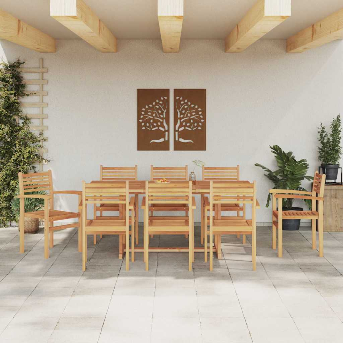 Essgruppe im Freien mit Holztisch und Stühlen. Dekorative Baumtafeln an der Wand, Pflanzen und Holzbalken darüber.