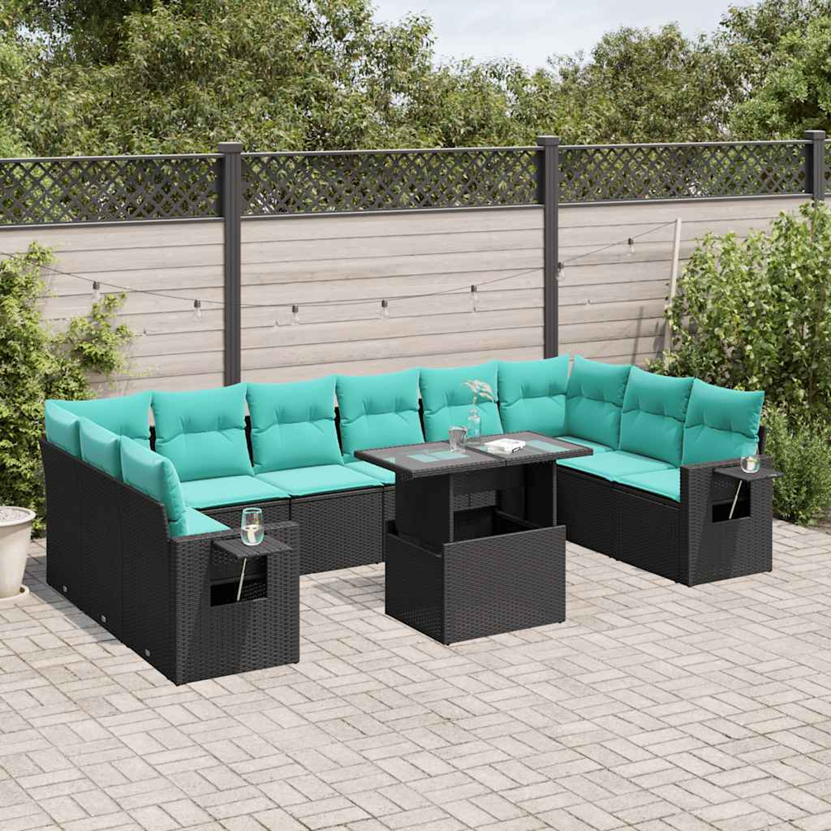 Garten-Terrassenset mit schwarzem Korbgeflecht und türkisfarbenen Kissen, einschließlich Couchtisch und Beistelltischen.
