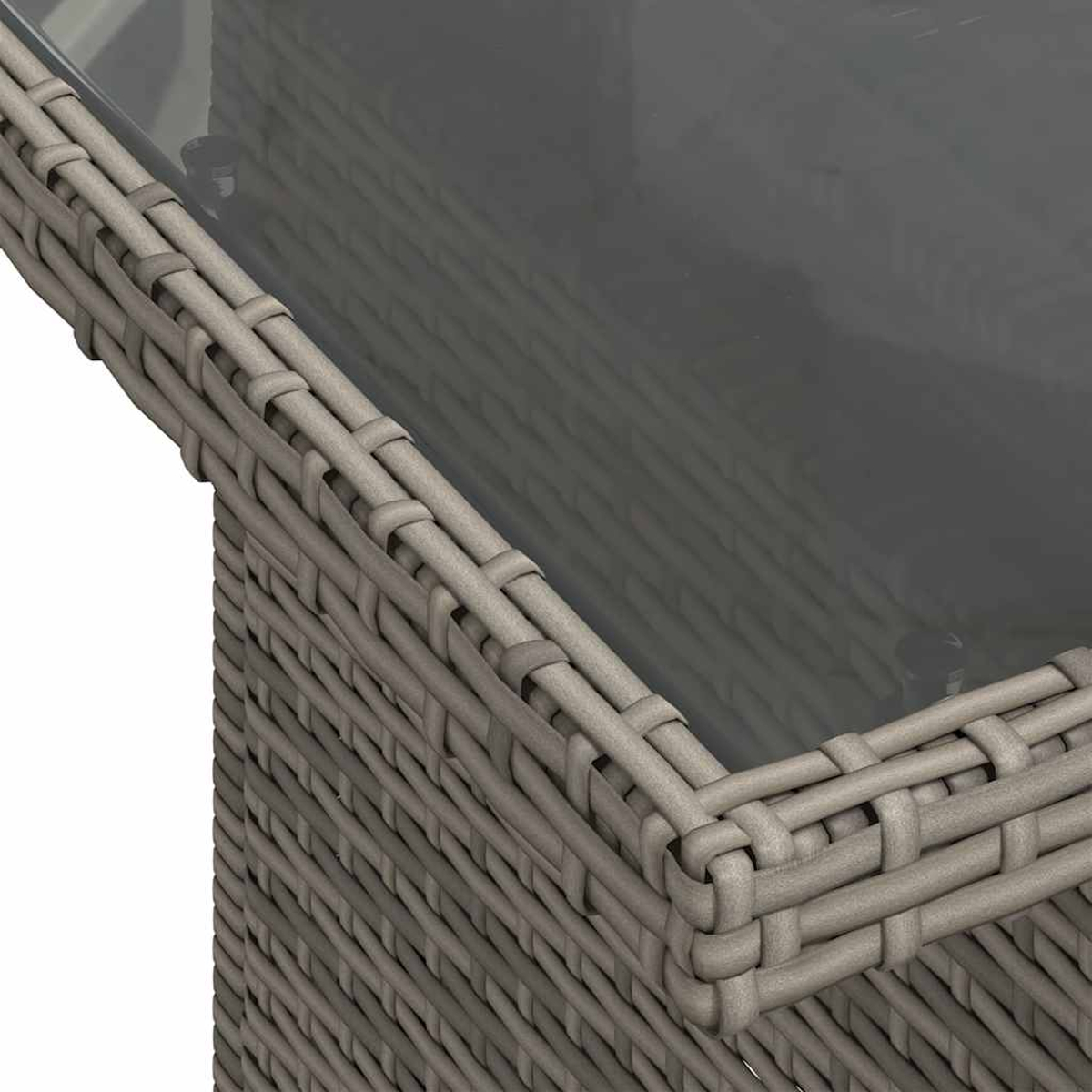 Nahaufnahme eines grauen Korbtisches mit Glasplatte. Das Geflecht hat ein gewebtes Muster, und das Glas ist reflektierend.