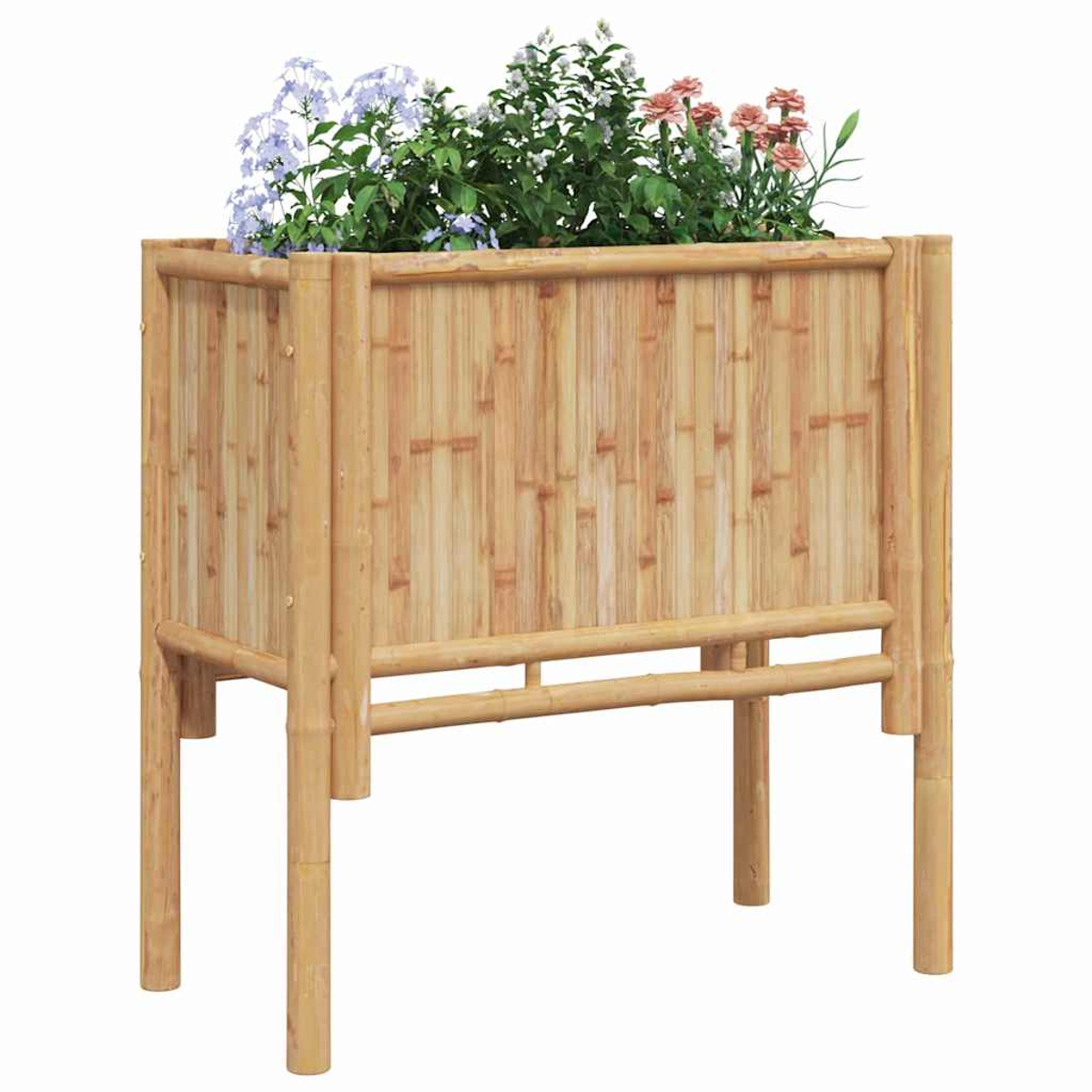Una fioriera in bambù con fiori. La scatola è marrone chiaro, con vari fiori blu, bianchi e rosa. Sfondo bianco.