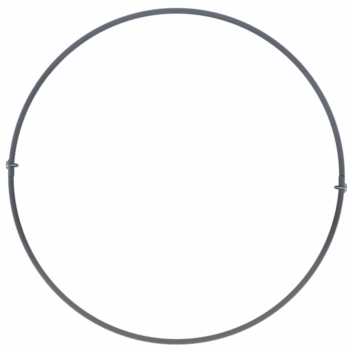 Un anello di metallo grigio è centrato su uno sfondo bianco. Due piccole chiusure metalliche sono sui lati opposti dell'anello.