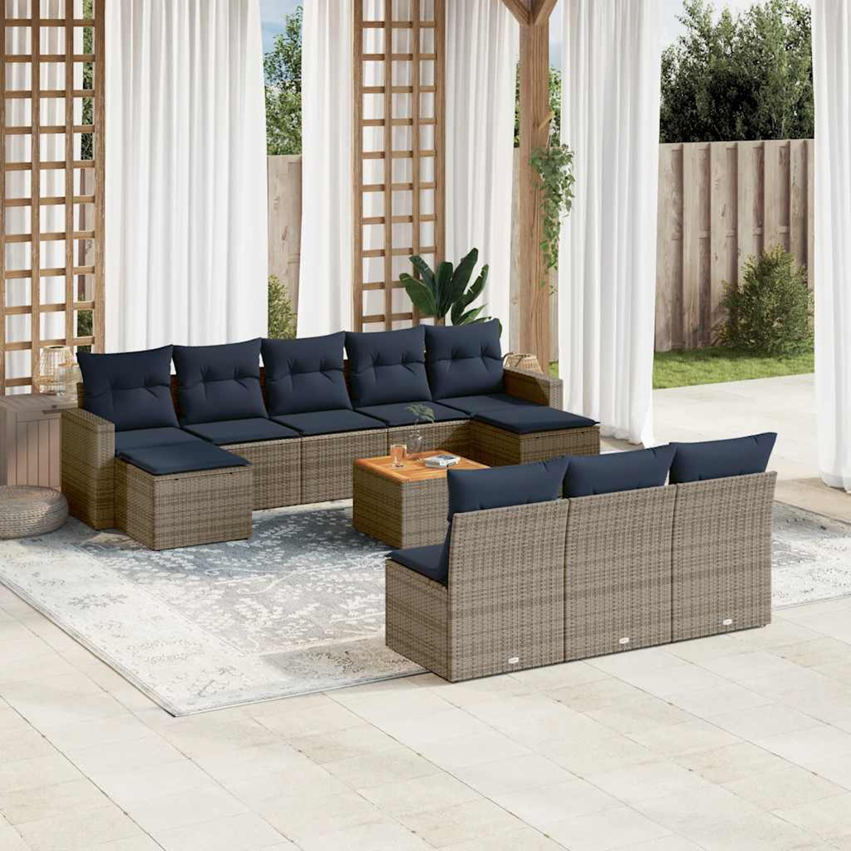 Terrassenset mit Korbmöbeln und marineblauen Kissen. Beinhaltet ein Ecksofa, ein Loveseat und einen Couchtisch auf einem Teppich.