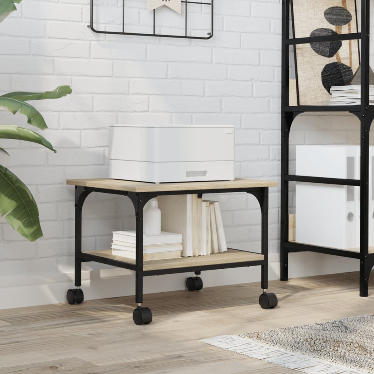 Ein Drucker auf einem Holztisch mit Büchern und einem Regal im Hintergrund. Der Tisch hat Räder. Links ist eine Pflanze.