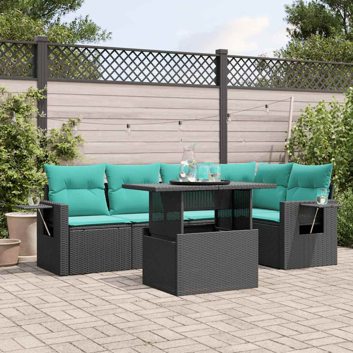 Terrassenmöbel-Set mit tealfarbenen Kissen und einem schwarzen Tisch. Der Hintergrund umfasst einen Zaun, Pflanzen und Lichterketten.