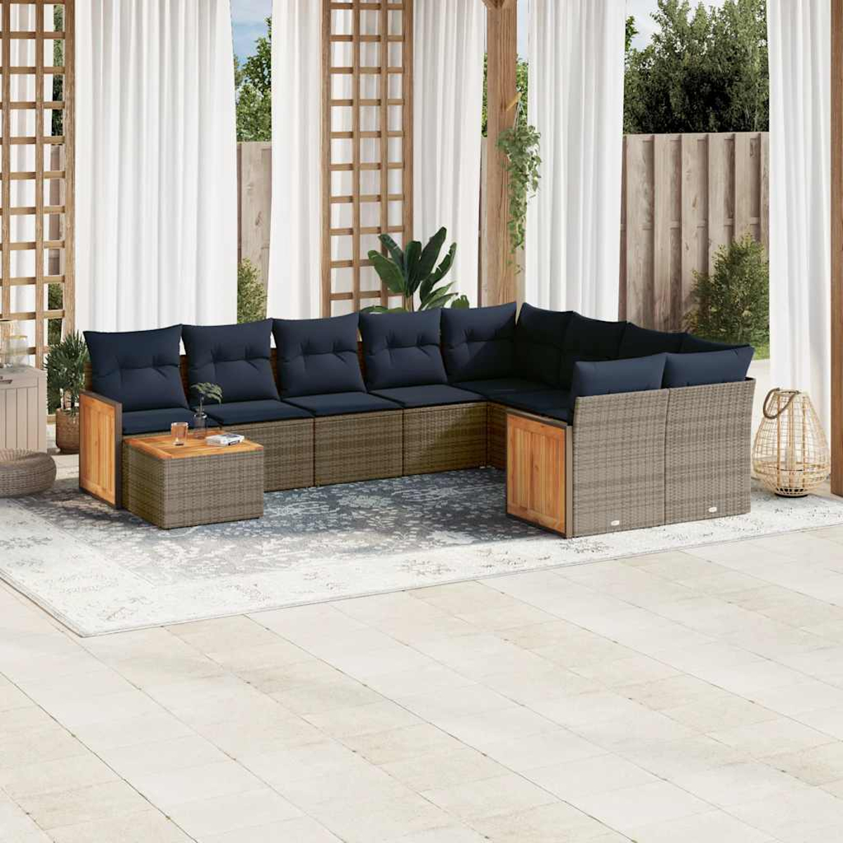 Outdoor-Ecksofa mit marineblauen Kissen und einem Couchtisch aus Holz. Die Szene ist eine Terrasse mit weißen Vorhängen und Grün.